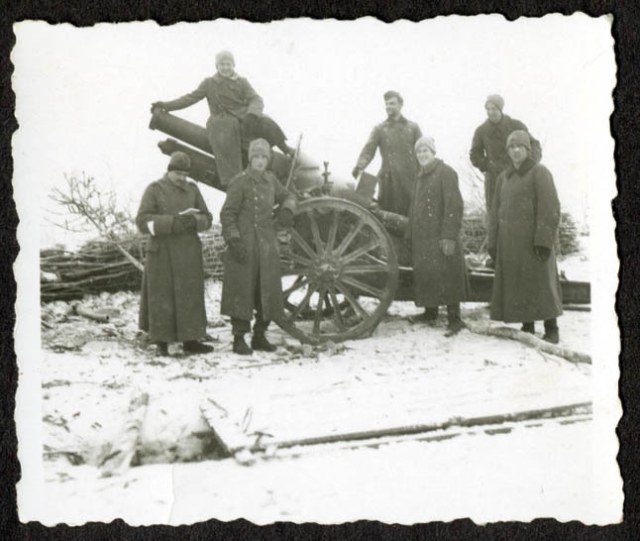 155mm Schneider Mle1917 howitzer in german service.  15.5cm sFH414f.jpg